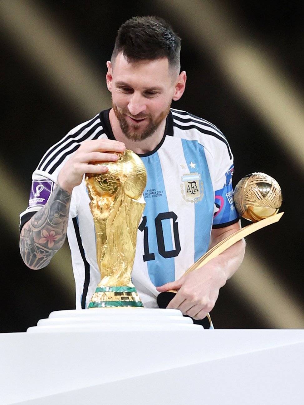 中展现了他 中展现了他